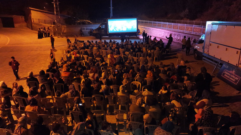 Dış mahallelerde açık alanda sinema keyfi
