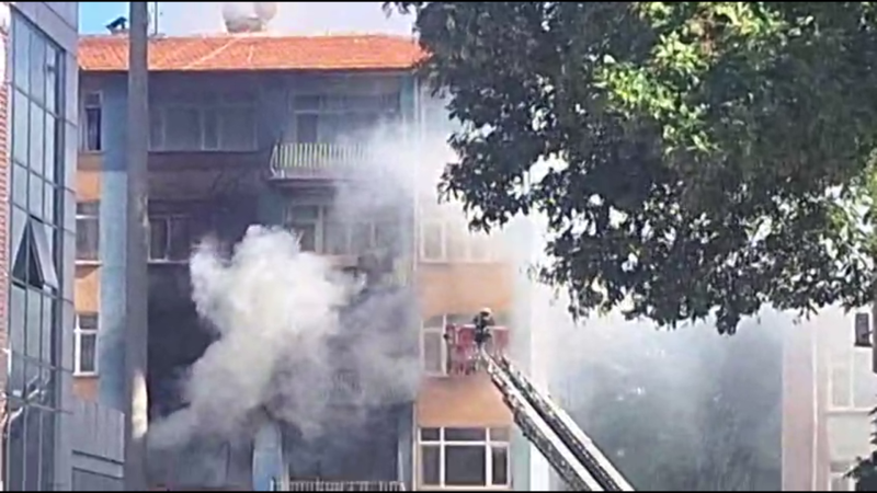 Beş katlı apartmanda korkutan yangın... 