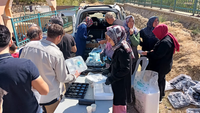 Kazanlar kuruldu, pişirilen aş ilçe sakinlerine ikram edildi