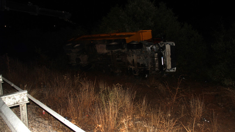Bariyerlere çarparak devrilen kamyondaki 2 kişi öldü, 1 kişi yaralandı