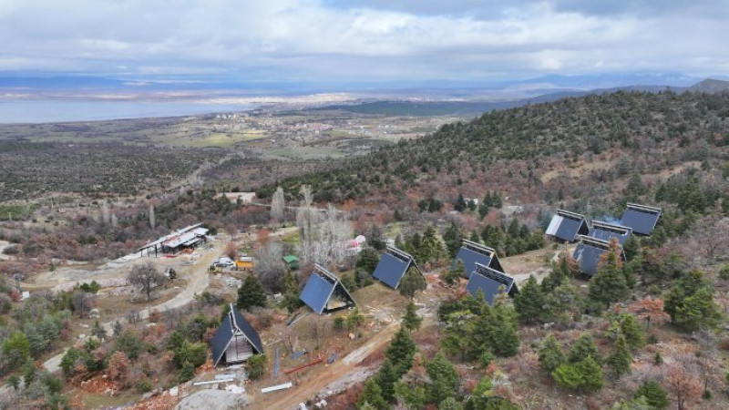 Beyşehir’in göl manzaralı bungalovları çevre dostu enerjiyle ısınacak