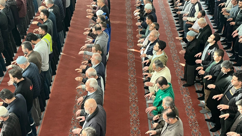 Cuma vakti rahmet için eller semaya açıldı