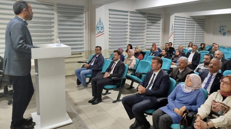 Beyşehir'deki Edebiyat Akademisi Öğretmenlerin Ufkunu Açıyor