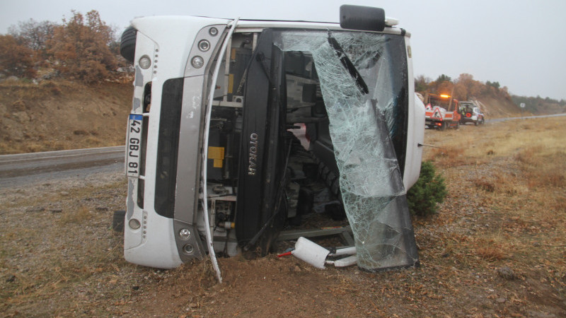 Beyşehir'de öğrenci servisi devrildi, çok sayıda yaralı var