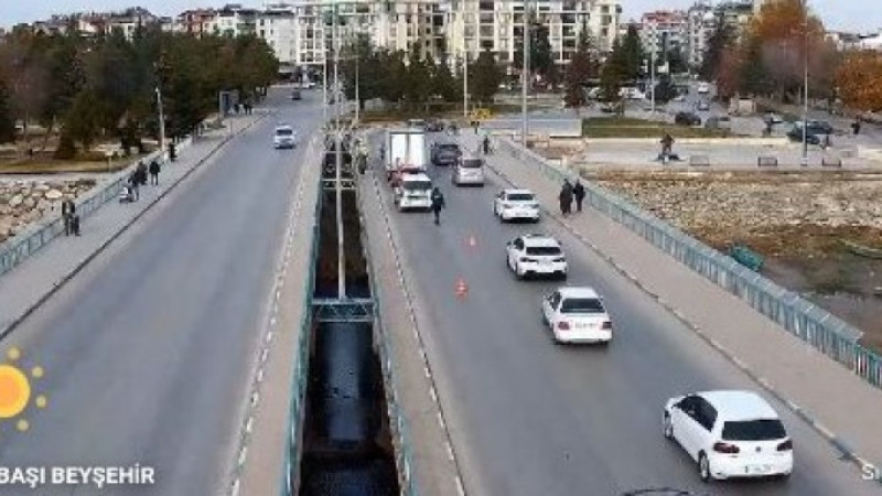 Köprüde yola fırladı, kazaya yol açtı