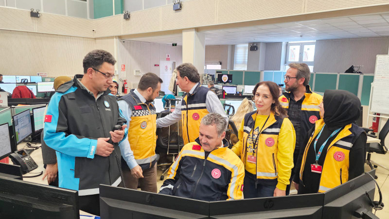 112 kahramanlarının haftasını telsizin başından kutladı