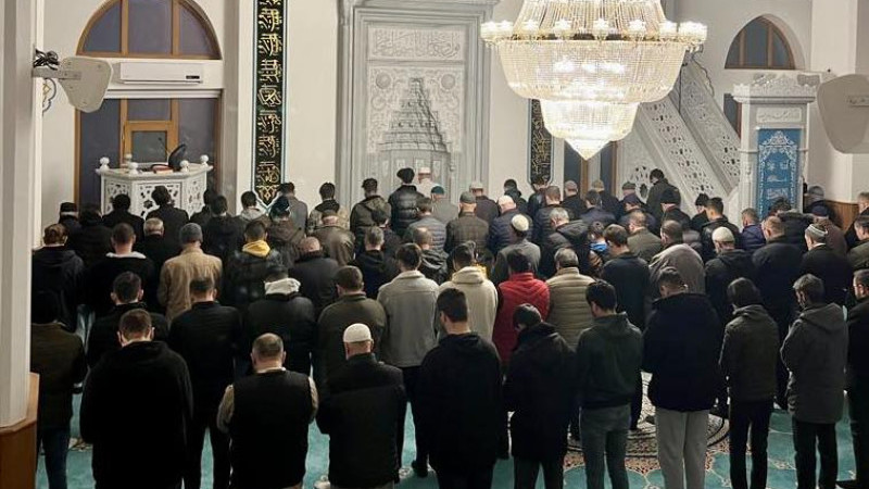 Sabahın bereketinde üniversiteliler aynı saflarda! Çorba da ikram edildi