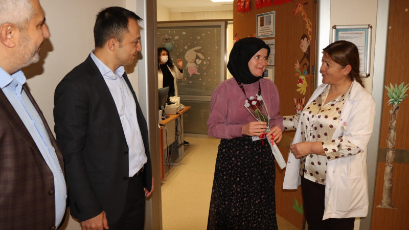 Sağlığın Görünmez Kahramanlarına  Çiçekli Teşekkür