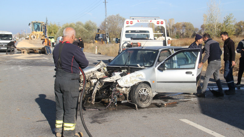 Refüjü aşan otomobil, karşı şeritteki otomobille çarpıştı: 5 yaralı