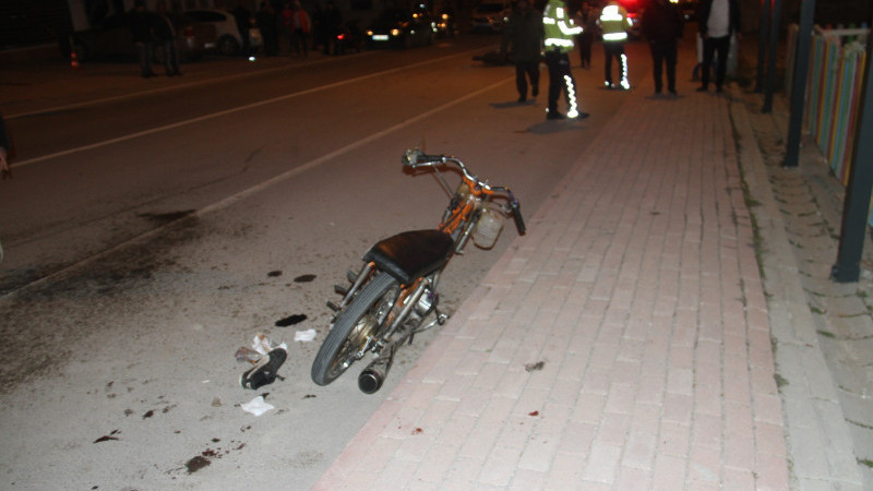 İki kişinin yaralandığı motosikletlilerin kazası kamerada