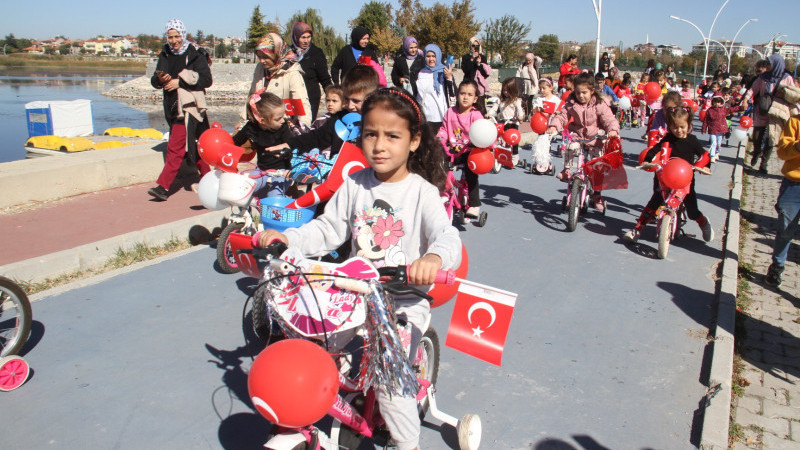 Minik öğrencilerin bisikletleriyle görülmeye değer cumhuriyet coşkusu