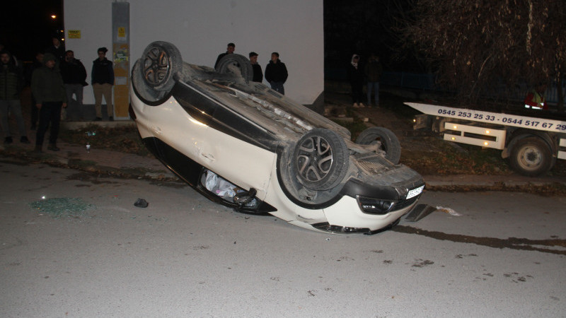 Beyşehir'de çarpışan iki otomobilden birisi devrildi, 3 kişi yaralandı