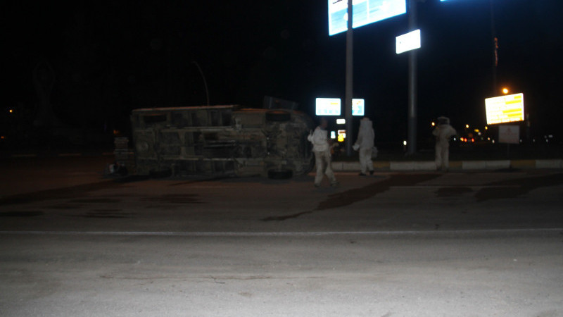 Kamyonet kavşakta devrildi, kovanlardaki arılar etrafa dağıldı