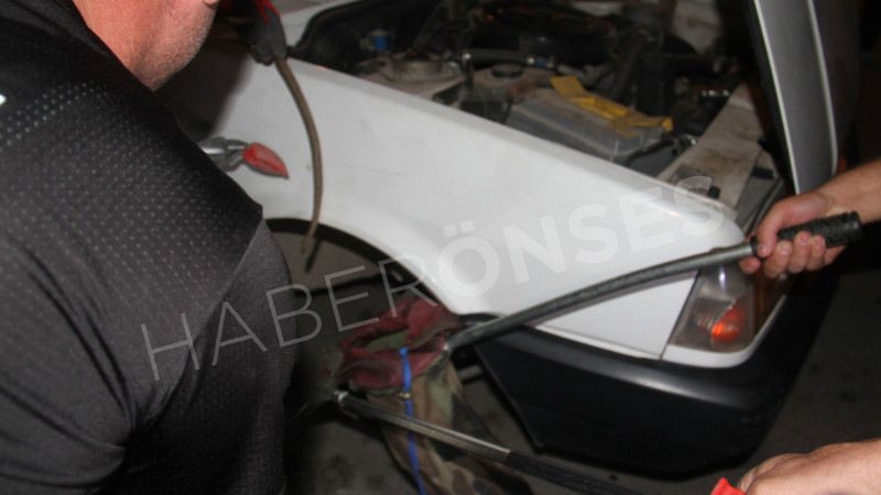 Park halindeki otomobile giren yılan itfaiye ekiplerince çıkarıldı