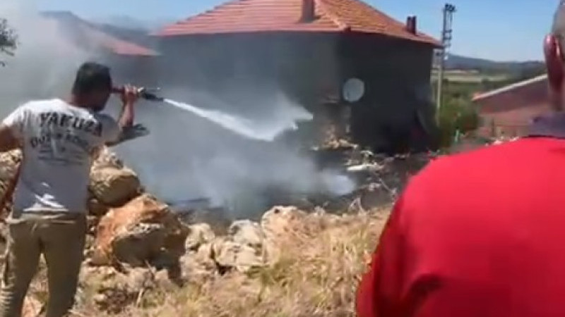 Gönüllü itfaiyeciler, evleri yanmaktan kurtardı